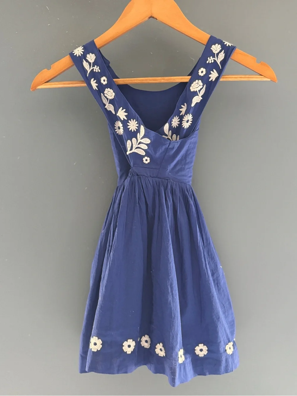 Mini Boden cross back embroidered dress